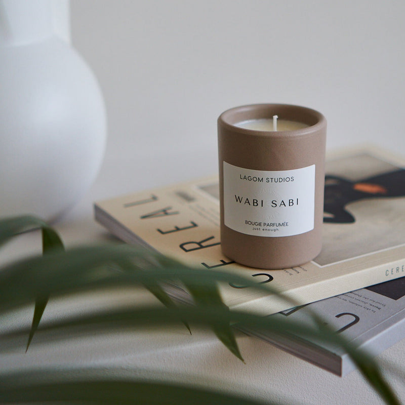 Lagom Studios_Vegane Duftkerze im Keramikgefäß_Hellbraun_Grüner Tee_Wabi Sabi_Nature Collection