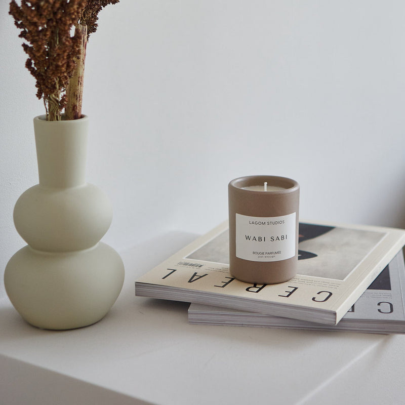 Lagom Studios_Vegane Duftkerze im Keramikgefäß_Hellbraun_Grüner Tee_Wabi Sabi_Nature Collection