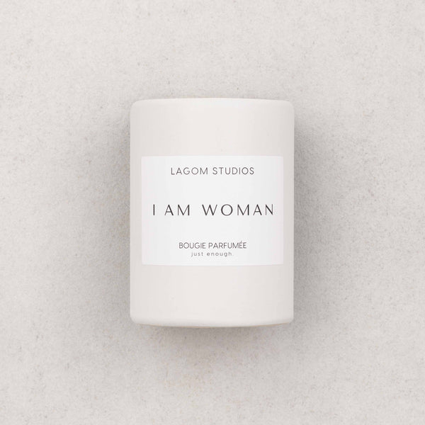 Lagom Studios x The Female Suit_EncouragementCollection_Duftkerze Rose_I am Woman_Weiß