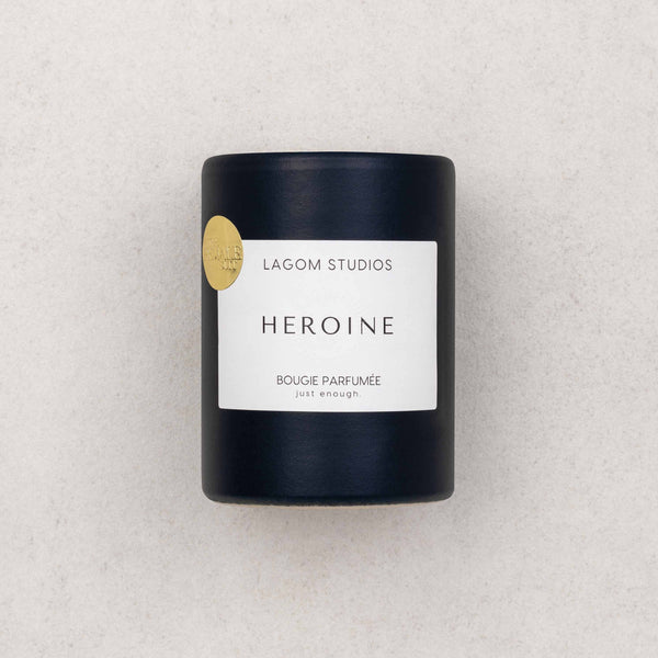 Lagom Studios x The Female Suit_EncouragementCollection_Duftkerze Sandelholz Heroine_Navy