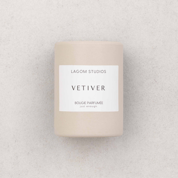 Lagom Studios_Vegane Duftkerze im Keramikgefäß_Beige__Vetiver_Nature Collection